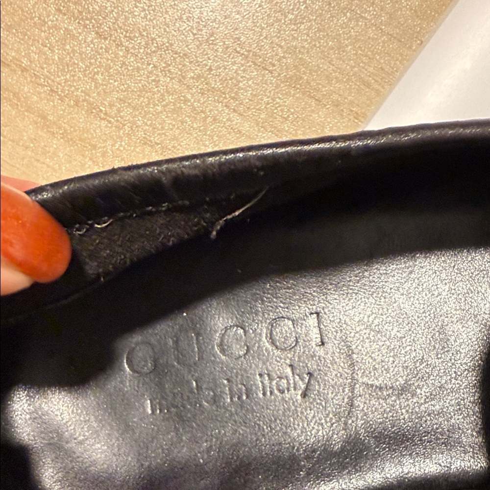 Gucci. Mens 8.5. Womens 9.5/10 - Picture 2 of 4